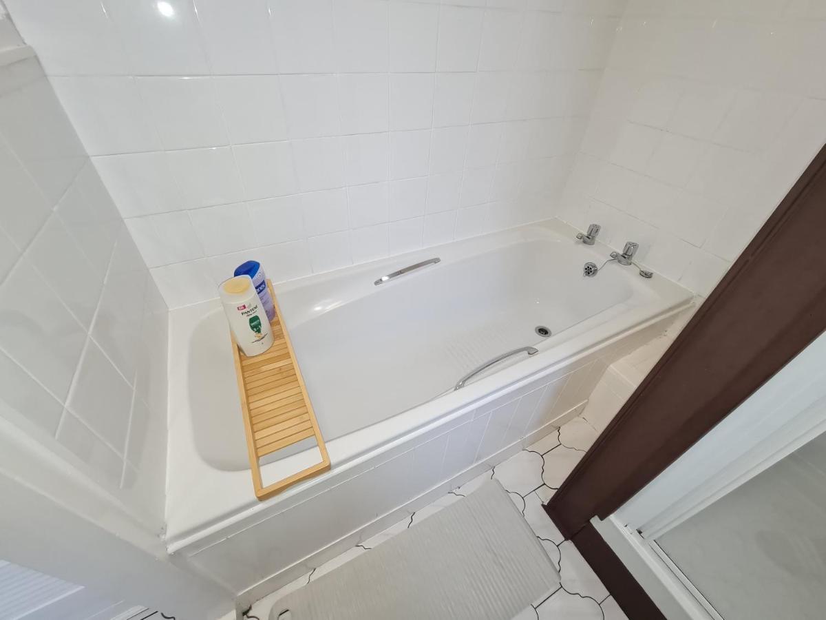 Large 3 Bed Flat, Free Parking Apartment Newcastle upon Tyne Exterior foto
